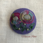 刺繍くるみボタンブローチ