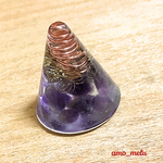 ミニ円錐形のオルゴナイト。アメジスト