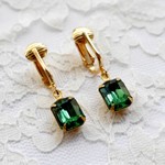 エメラルド色のヴィンテージグラスストーンのイヤリング