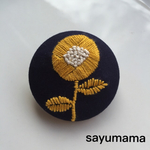 再販☆刺繍☆くるみボタンのブローチ