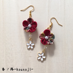 ゆらりんちりめん花ピアス♡ ぼたん色×古典柄