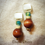 233アンティークボタンピアス〈クリアホワイト×ウッド〉ミニピアス レトロピアス