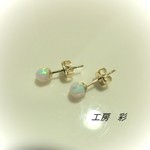  クリスタルホワイト ４ミリ京都オパールのピアス・ノンホール樹脂ピアス