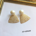 大きなパールとトライアングルピアス