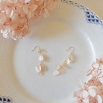 【再販】さくら咲く　揺れる花びらのフックピアス