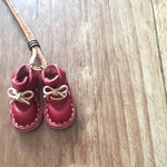 小さな革靴のペンダント＊ショートブーツ（あか）