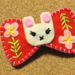 ウサギとお花♡真っ赤なリボン形パッチンピン♡フェルト×刺繍