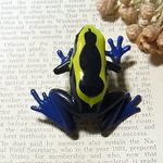 ヤドクガエルブローチ(アイゾメヤドクガエル)*
