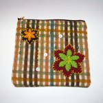 SALE ｱｯﾌﾟﾘｹ四角ﾎﾟｰﾁ　A花　茶色ﾁｪｯｸ 