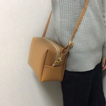 とことんシンプルなレザースクエアショルダーバッグ[キャメル]
