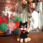 おすわりしている黒猫のブローチ