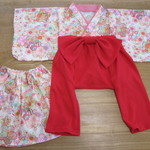 お正月、初節句、誕生日に　白桜柄　着物＆袴もどき、ミニスカート　70～80ｃｍ