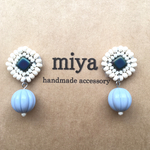  89.【限定2個】ブルーチェコガラス【アクリルビーズ付き】ビーズ刺繍ピアス・イヤリング