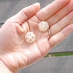 かすみ草を閉じ込めたピアス