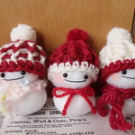 手編みのニット帽をかぶった雪だるま３個セット