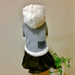 訳あり値下げ品 U／Shiho《Sサイズ》グレー×迷彩柄 ふわもこ重ね合わせフードの袖付きワンピース犬服