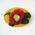 椿の刺繍楕円ブローチ