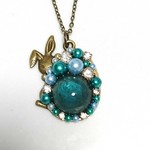 ❗今だけ1500円❗うさぎ アンティークネックレス ダークブルー 薔薇 たまご 金古美 レジン パール ビジュー 送料無料 
