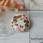 ミニローズのリース　くるみボタン　刺繍ブローチ