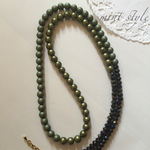 カーキカラーのロングネックレス