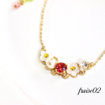  苺の花とビジューのネックレス