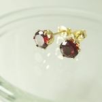 ♥SALE♥*P184*天然石ガーネットAAA（ブリリアントカット5ｍｍ）☆スタッドピアス