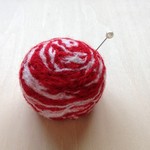 【SALE】毛糸で作った針山　レッド×ホワイト　(ピンクッション)