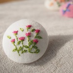 刺繍ブローチ（オフホワイト）　スプレーマムpink