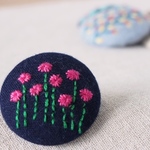 送料無料 刺繍ブローチ(ネイビー)ヒガンバナ