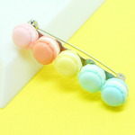 ●お菓子のアクセ●美味しそう＾＾　リアルミニチュアマカロンのブローチ　