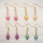 キラキラシェルのひし形ピアス