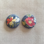 花柄くるみボタンのピアス