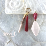 アシンメトリーなレッド＆とろみピンクベージュのゆらゆらイヤリング・ピアス