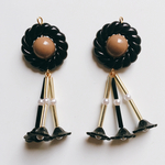 ブラック×パールのimportフラワーピアス