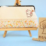 おすましねこさん 花柄のがま口通帳ケース