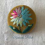 花刺繍  くるみボタンブローチ