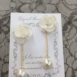 揺れるコットンパールとお花のピアス(ホワイト)