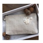 刺繍ポーチ 白薔薇をどうぞ
