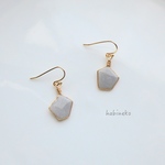 あいまいな五角形のピアス（グレー）