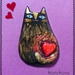 おすわり猫のブローチ～こげ茶猫とハート～