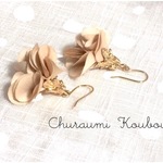 花束を君に♡ナチュラルベージュのバラ＆ゴールドのシンプルで清楚なゆらゆら揺れるフラワーピアス/イヤリング（金属アレルギー対応）♡レビューを書いて送料無料！