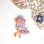 花刺繍　春待ちコトリのブローチ (ピンク）