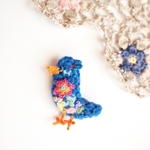 花刺繍　春待ちコトリのブローチ (ブルー）