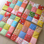 【K様オーダー品】42cm×42cm　四角つなぎのパッチワーク　ミニおざぶ　マルチマット kukka