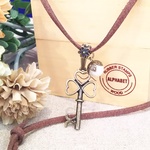 可愛い🍀クローバ キー🔑鍵と高品質パールの革ひもネックレス
