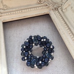 スワロフスキー　ネイビー色のブローチ