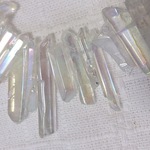 〈ビーズ〉 穴あき天然虹水晶　（細）　１０本