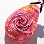 《ラヴィアンローズ》　ガラス　とんぼ玉　ペンダント　　薔薇 
