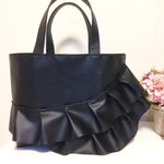 2段フリルがエレガントなレザーBag