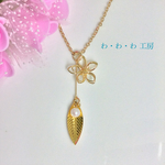 ★セール 900円➡︎680円  フラワーモチーフとゴールドリーフと淡水パールのネックレス